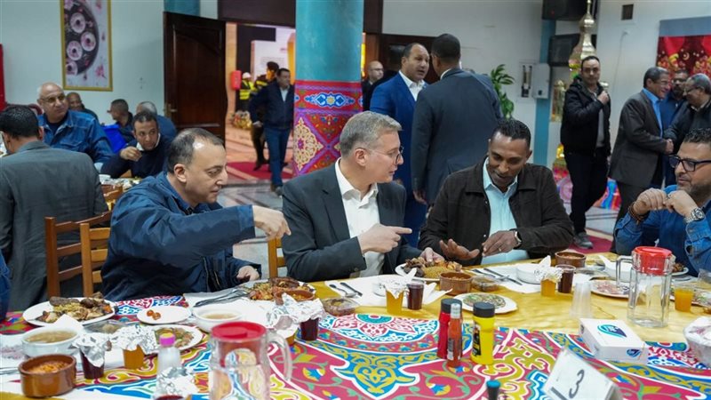 بدوي أثناء الإفطار