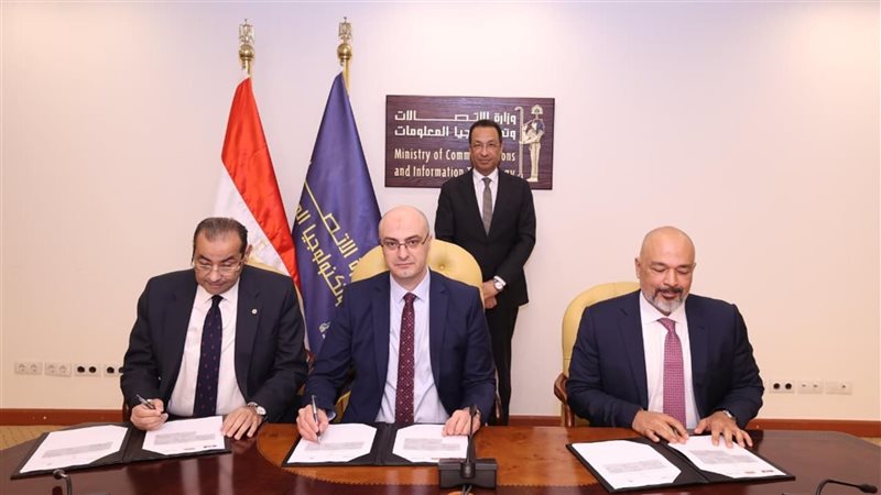 وزير الاتصالات يشهد
