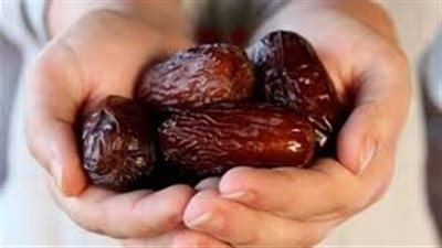 تفسير حلم توزيع التمر في المنام وعلاقته بزوال الأزمات والمشاكل 