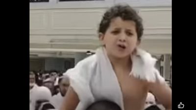 طفل مصري يقود المعتمرين في الدعاء بين الصفا والمروة، والنشطاء: ابن مصر ثابت وجوده دايمًا