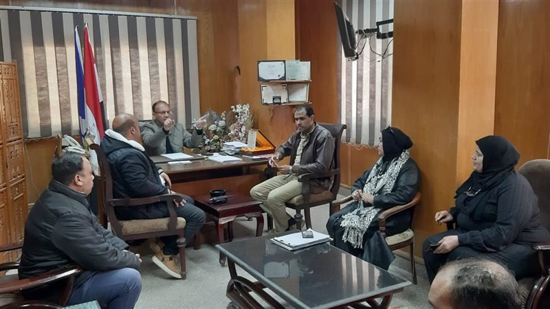 رئيس مدينة رأس يجتمع