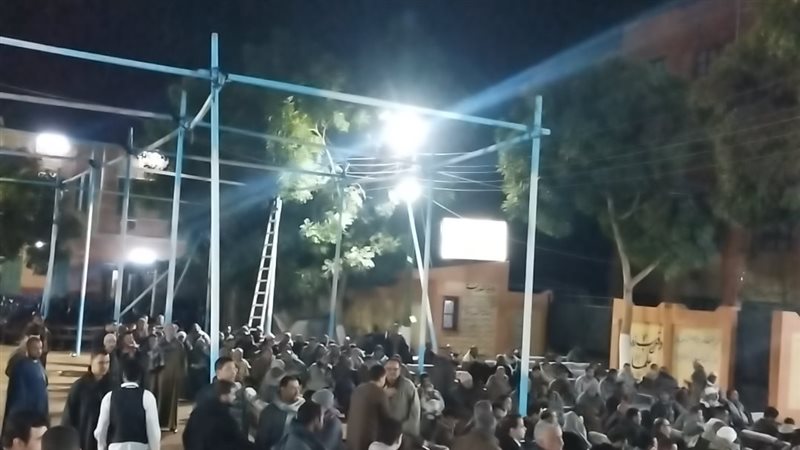 الآلاف يشيعون جثمان