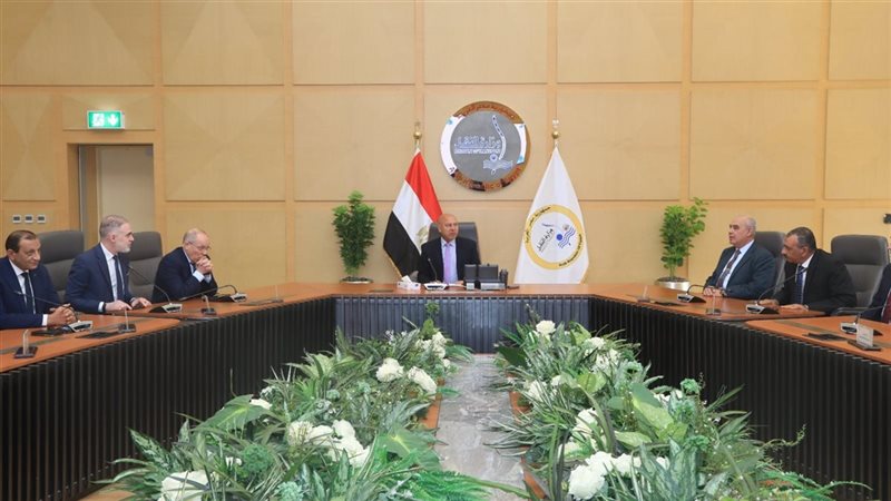 وزير النقل خلال اللقاء