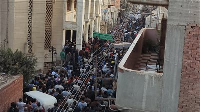 وصول جثامين أم ونجليها ضحايا تسريب الغاز إلى كوم النور بالدقهلية استعدادا لتشييعهم (صور)