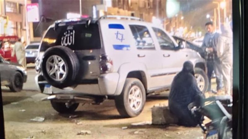 سيارة تضع علم إسرائيل،