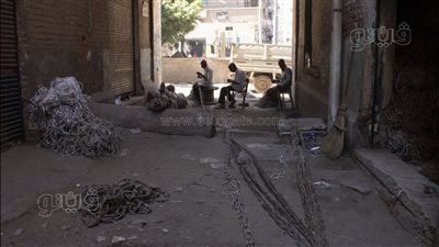  حبال من مخلفات السفن.. حرفة عائلية تعيد الحياة لما ألقاه البحر.. محمد يواصل مهنة الأجداد رغم تغير الزمن.. وأصحاب التروسيكلات والمزارعون أبرز الزبائن (فيديو وصور)