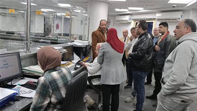 رئيس مدينة دمياط يتابع إجراءات تراخيص المحال العامة