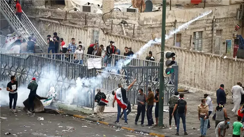 عراقيون يحاولون اقتحام