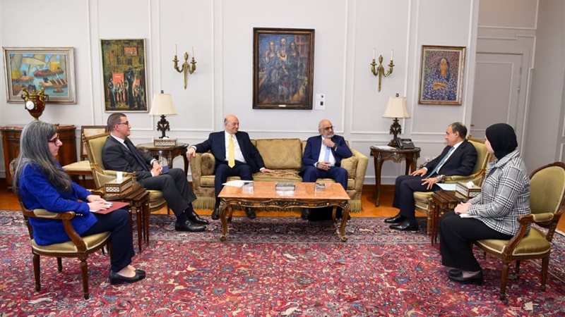 وزير الخارجية مع