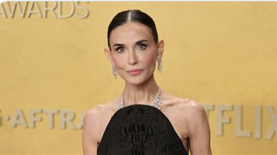 ديمي مور تصدم الجمهور بنحافتها في حفل جوائز نقابة ممثلي الشاشة (فيديو) 