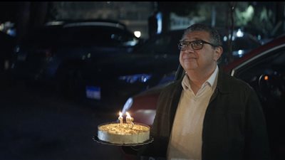 كان ياما كان الحلقة١٤، ماجد الكدواني يحتفل بعيد ابنته في الشارع