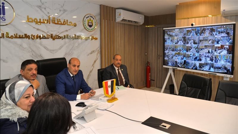 اجتماع محافظ أسيوط