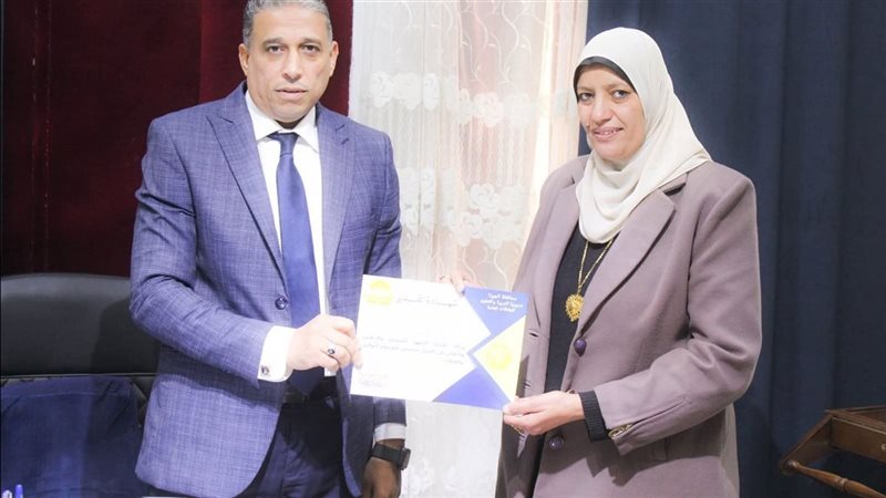 تكريم مديرة المدرسة
