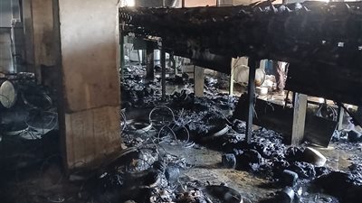 الدفع بـ 4 سيارات إطفاء للسيطرة على حريق مصنع نسيج بشبرا الخيمة 