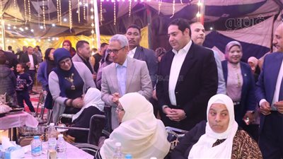 محافظ بني سويف يشارك الأيتام ونزلاء دار المسنين إفطارًا جماعيًا
