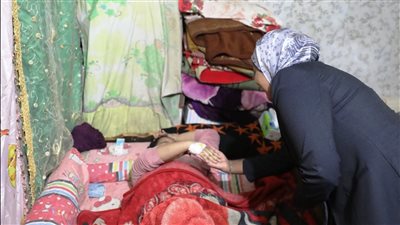 تدخل عاجل من محافظ أسوان لعلاج طفلة سقطت في مطبق للصرف الصحي