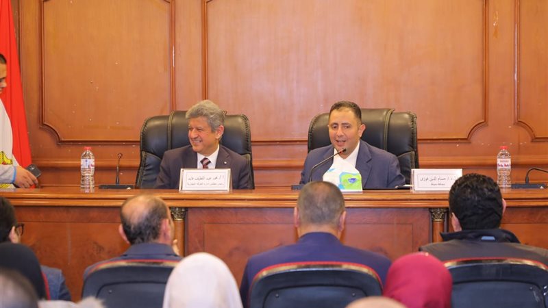 محافظ دمياط يجتمع