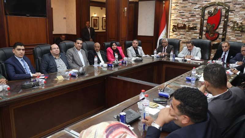 محافظ سوهاج يلتقي