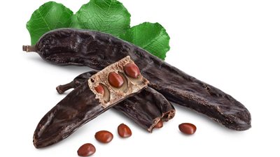 أخصائي تغذية يوضح القيمة الغذائية للخروب وفوائد مضغه 