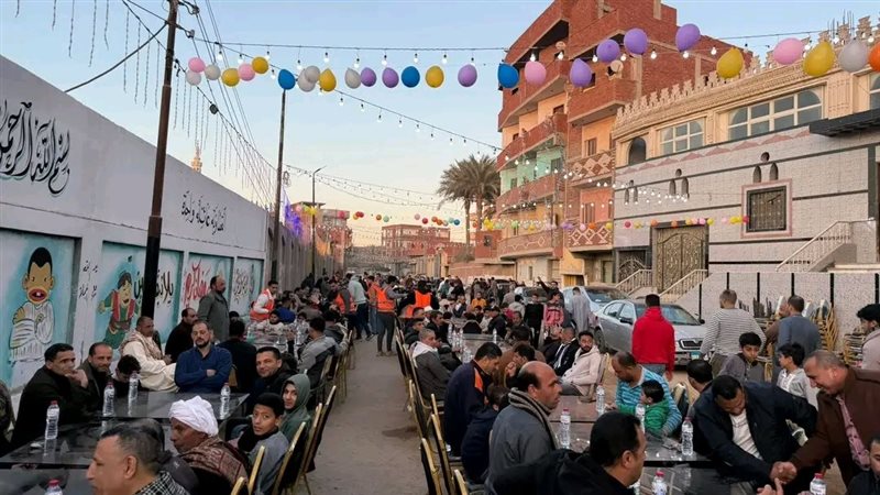 قرية تنظم إفطارا