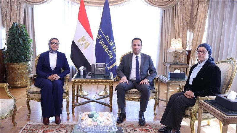 وزير الاتصالات خلال