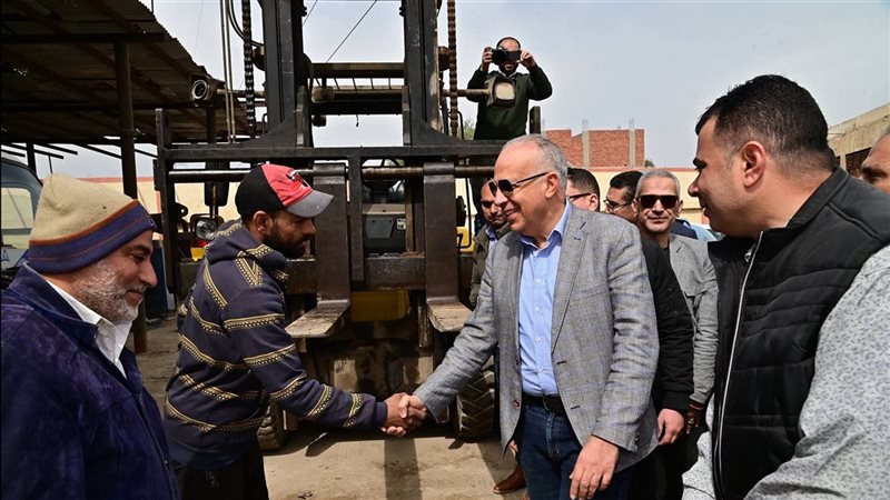  وزير الري وفنيو