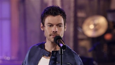 هاري ستايلز يرسل بيتزا لمعجبيه خارج مقر برنامج SNL (صور)