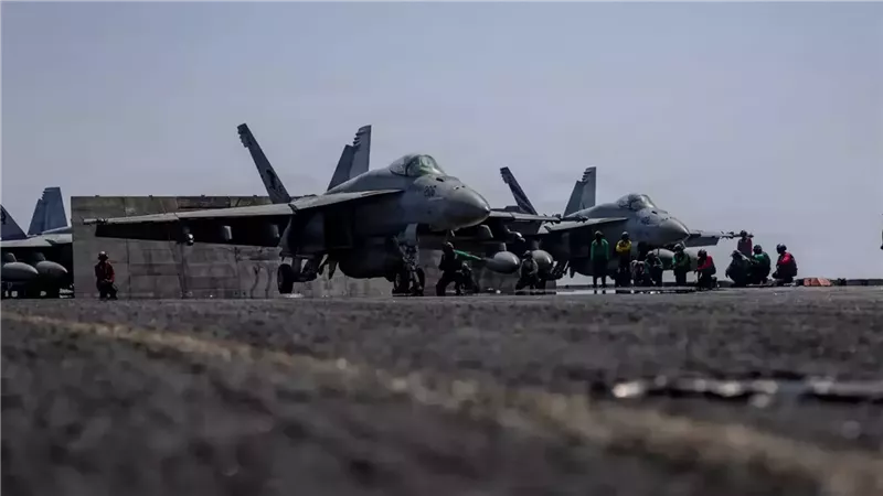 جنود ومقاتلات على