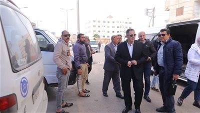 ​محافظ دمياط يفاجئ موقف ميت أبو غالب لمتابعة الالتزام بالتعريفة الجديدة