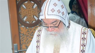 الأنبا مكاريوس يدشن أواني مذبح كنيسة في ايبارشية المنيا
