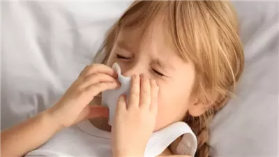 لماذا يكون الأطفال أكثر عرضة لنزلات البرد؟ أخصائي يجيب 