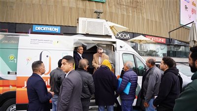 وزيرا العدل والتخطيط يتفقدان العمل داخل سيارات التوثيق المتنقلة بالتجمع الخامس 