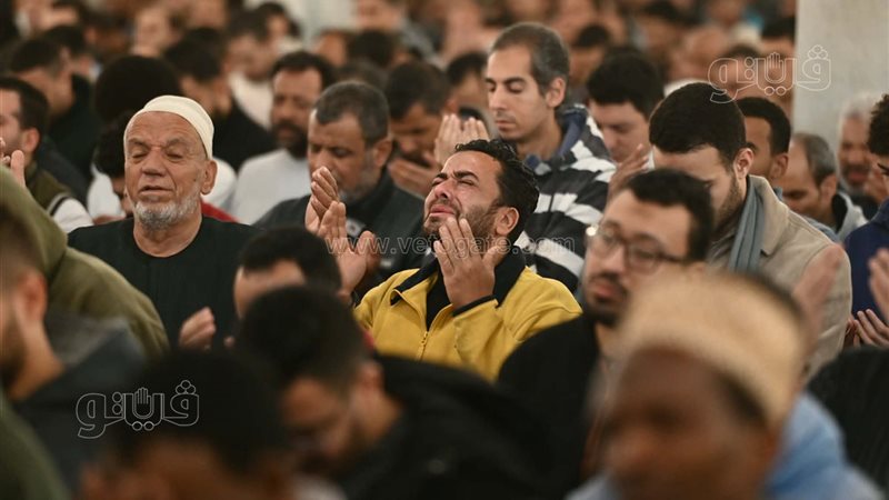 دعاء المصلين في مسجد