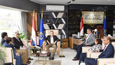 محافظ أسوان يستقبل وفد مشروع الدعم الفني بوزارة التنمية المحلية (صور)