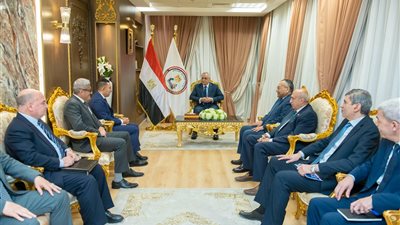 وزير الإنتاج الحربي يبحث مع 