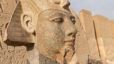 انتهاء ترميم رأس تمثال من الجرانيت للملك رمسيس الثاني بمعبده في أبيدوس