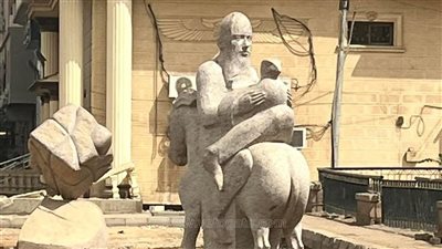 تمثال فني لأعمال السمبوزيوم بأسوان يثير السخرية على مواقع التواصل