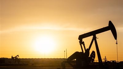 أسعار النفط تقفز 2.5% مع تزايد الغموض بشأن إعادة فتح مضيق هرمز