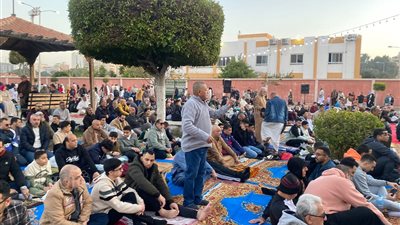 ساحة مسجد بورفؤاد الكبير تتزين بفرحة العيد، آلاف المصلين يؤدون صلاة عيد الفطر وسط أجواء احتفالية مبهجة (صور) 