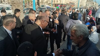 جولة لمحافظ الإسكندرية على كورنيش البحر لتهنئة المواطنين (صور)