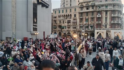 محافظ الإسكندرية يؤدي صلاة عيد الفطر في مسجد المرسي أبو العباس (صور)