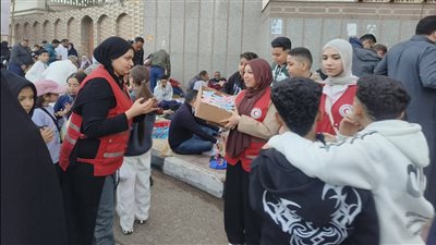 بالتمر والألعاب، شباب متطوعون يستقبلون المواطنين أمام مسجد النصر وسط فرحة الأطفال (فيديو وصور) 