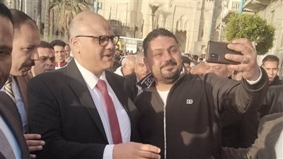 وسط أجواء احتفالية، محافظ الإسكندرية يقوم بجولة ميدانية بمنطقة بحري عقب صلاة عيد الفطر (صور)
