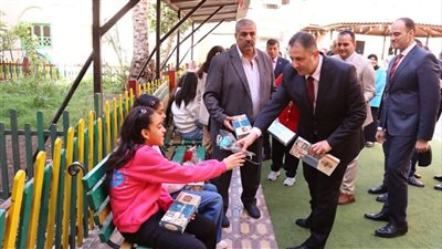 محافظ دمياط يشارك فتيات دور الرعاية الاجتماعية فرحة عيد الفطر 