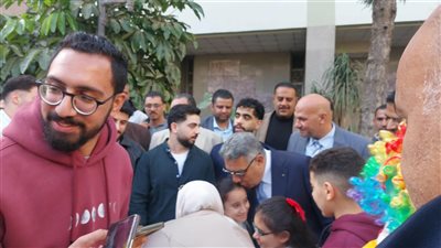 محافظ الدقهلية يشارك أطفال مستشفى جامعة المنصورة فرحتهم بعيد الفطر (صور) 