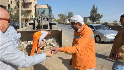 رئيس مدينة طوخ يوزع الشيكولاته علي عمال النظافة بمناسبة عيد الفطر