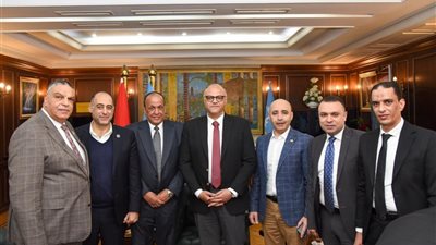 محافظ الإسكندرية يستقبل عددًا من القيادات التنفيذية والأمنية لتبادل التهاني بعيد الفطر