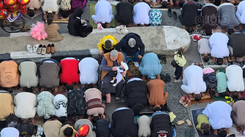 عجوز يرضع طفلا أثناء