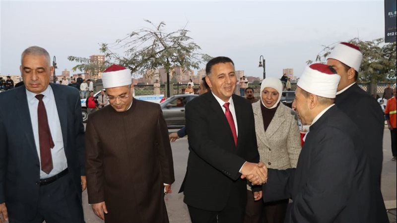 محافظ القليوبية أثناء