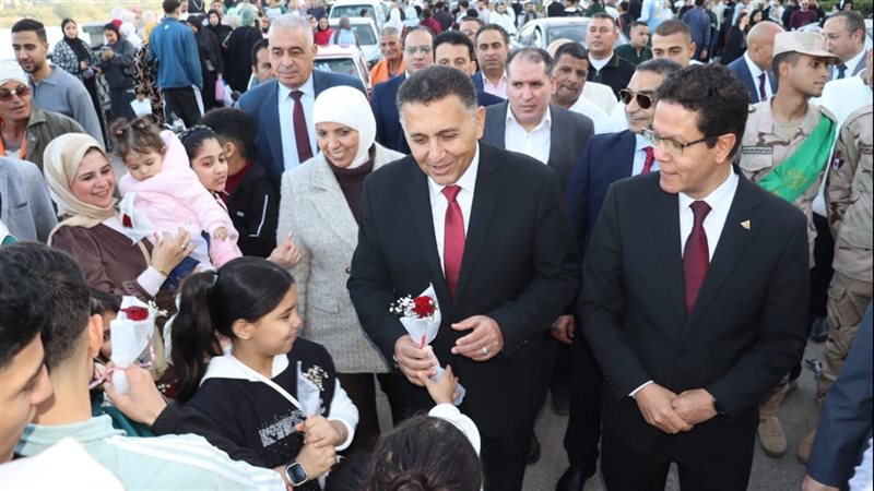 محافظ القليوبية يوزع